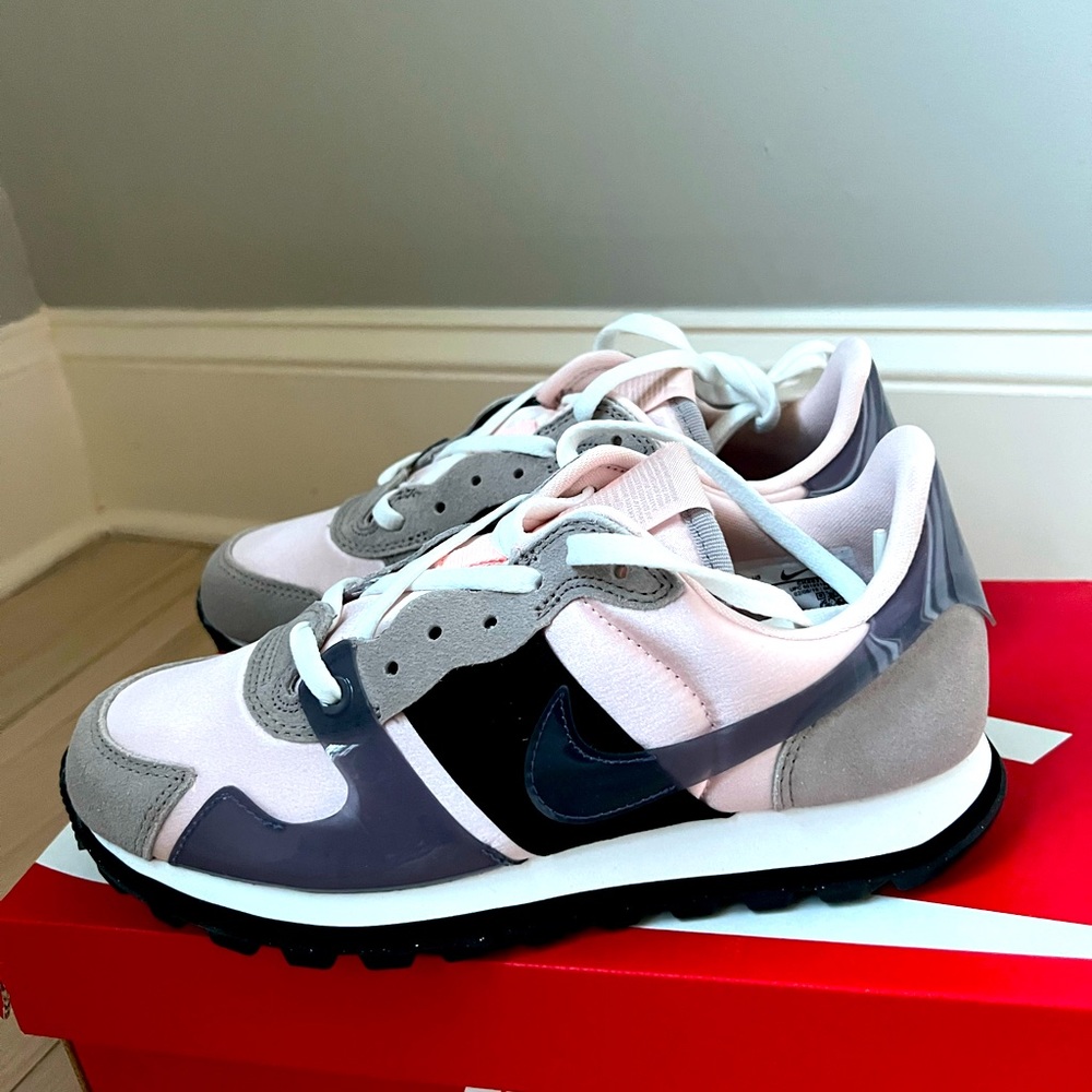 nike v-love o.x. sneakers  NWT